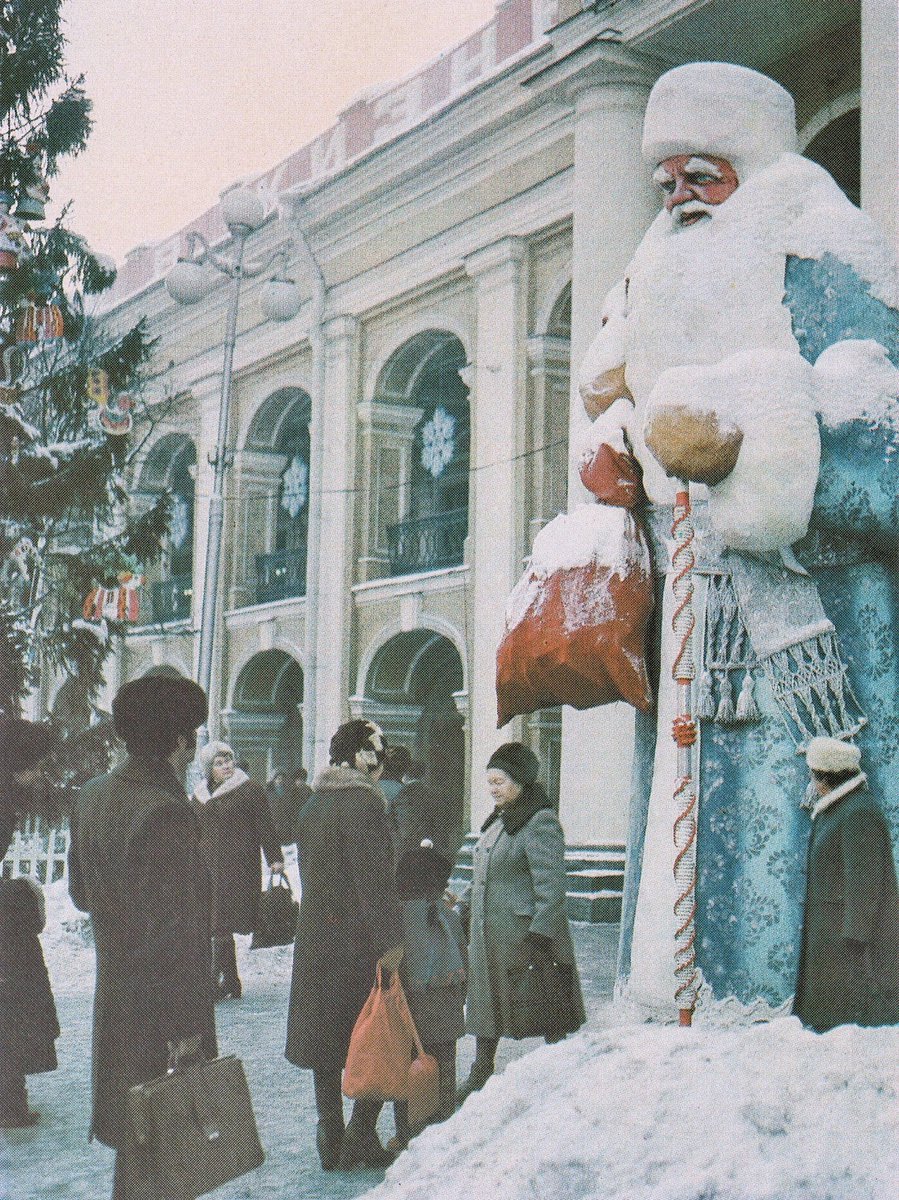 pamyat_v_kadrah's tweet photo. Дед Мороз у Гостиного Двора❄

Ленинград, 1980–1985 гг. https://t.co/2ciEaPcvtE