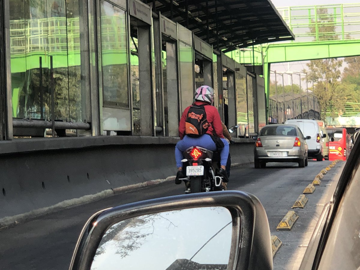 marimart667's tweet photo. @transito_CDMX luego porque los accidentes, muchos autos metiéndose al carril del metrobús, camiones del gas también y a toda velocidad https://t.co/G2zM8FOhrw