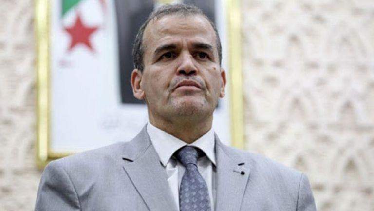 وقفنالهم فالسميد،وقفنالهم فالبطاطا،وقفنالهم في الحليب ومازال نوقفولهم في الزيت.
لا توجد أزمة زيت ابدا بل لدينا فائض يفوق الاحتياجات الوطنية
منذ 30سنة لم تستطع الجزائر تجاوز سقف 2مليار دولار من الصادرات خارج المحروقات وفي عام فقط وصل هذا الرقم الى قرابة 5مليار دولارهذا شيء رائع.