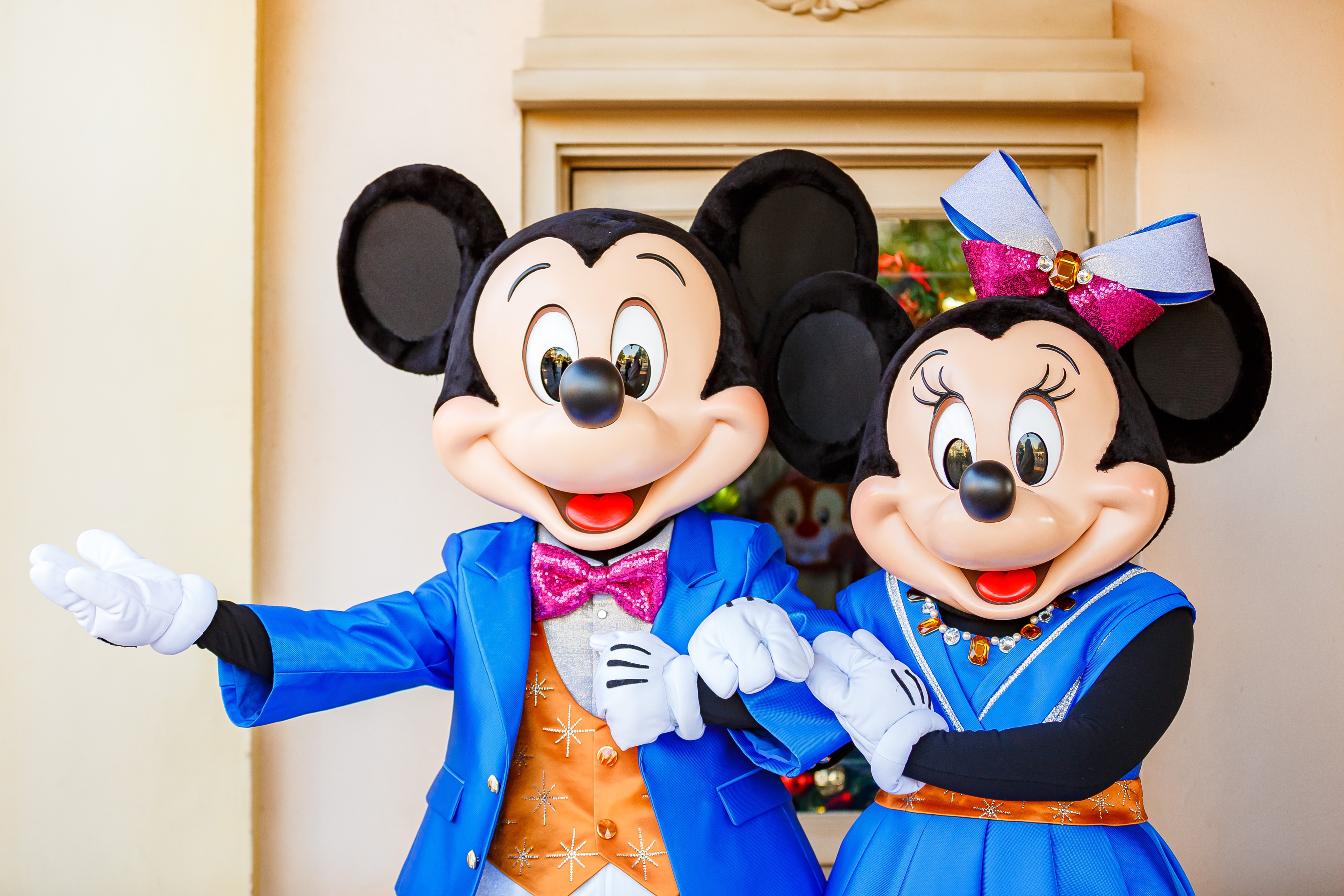 تويتر 上海ディズニーリゾート 公式 على تويتر Happy New Year 22 あけましておめでとうございます ディズニー の仲間たちがミッキー アベニューに華やかな衣装で登場し 新年 を迎えます さあ 一緒にお祝いしましょう T Co 4ezlz9wepw