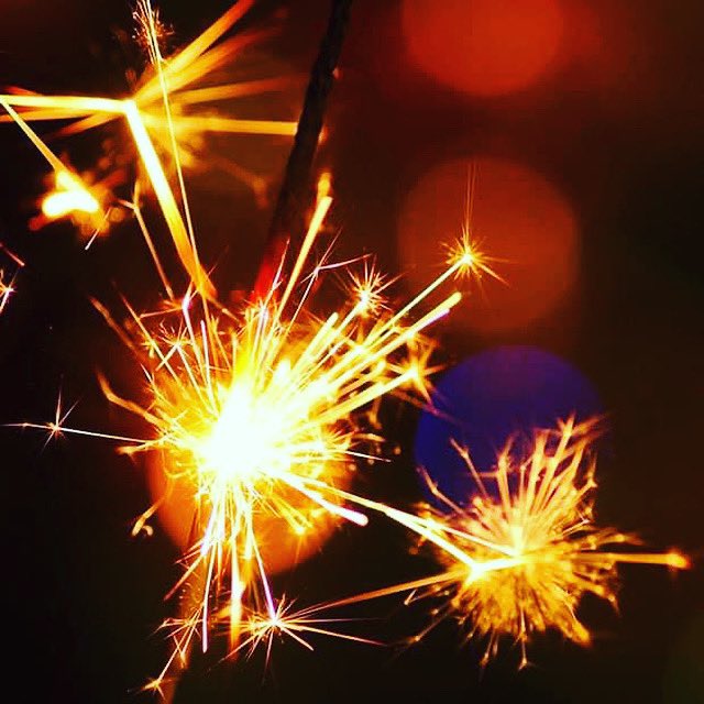 ABllako's tweet photo. Gëzuar! 🎉 Qoftë vit ringritjeje në lartësi të reja për Ju dhe familjet tuaja! 🎆 https://t.co/eV9iB56zJM