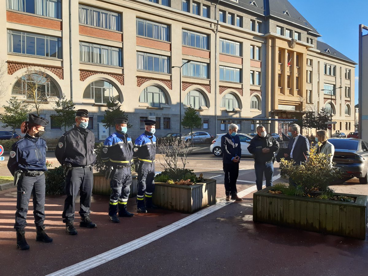 Yves Séguy, préfet des Vosges,  a salué en compagnie des élus de la <a href="/VilledEpinal/">Ville d'Epinal</a> les forces de sécurité mobilisées cette nuit pour assurer notre protection. merci à eux 🙏 #fetesattention #nouvelan #securitéroutière