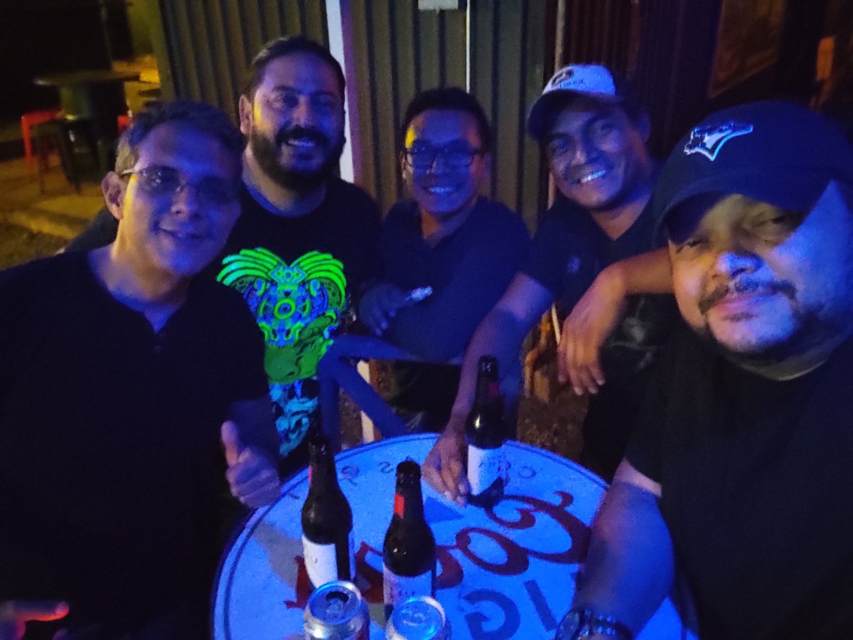 Demasiado Dembow anoche, mil gracias SPS, despedimos este año con <a href="/LosXheles/">Los Xheles</a> <a href="/autenticoyo/">autenticoyo</a> 
Puro Rock Suicida &amp; Chancho Lite 😂🤣 <a href="/fervarelahn/">Fer Varela</a> <a href="/luis_servellon7/">Luis Servellon</a> <a href="/JReyesMarquez/">Jorge Reyes</a>