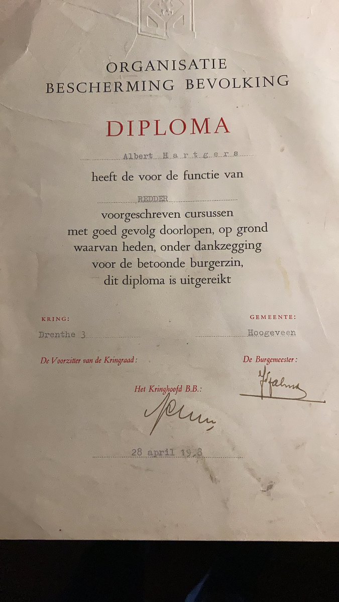 harmieke's tweet image. Mijn opa. Mijn lieve, integere opa. Zijn tijd ver vooruit. Haalde in 1938 zijn diploma voor ‘redder’. Bewaard gebleven in de talloze laadjes van het leven… huis moeder leeghalen voor verkoop. Ze is al een tijd geleden verhuisd. #redder Bij leven gunde ik hem een rustige avond!