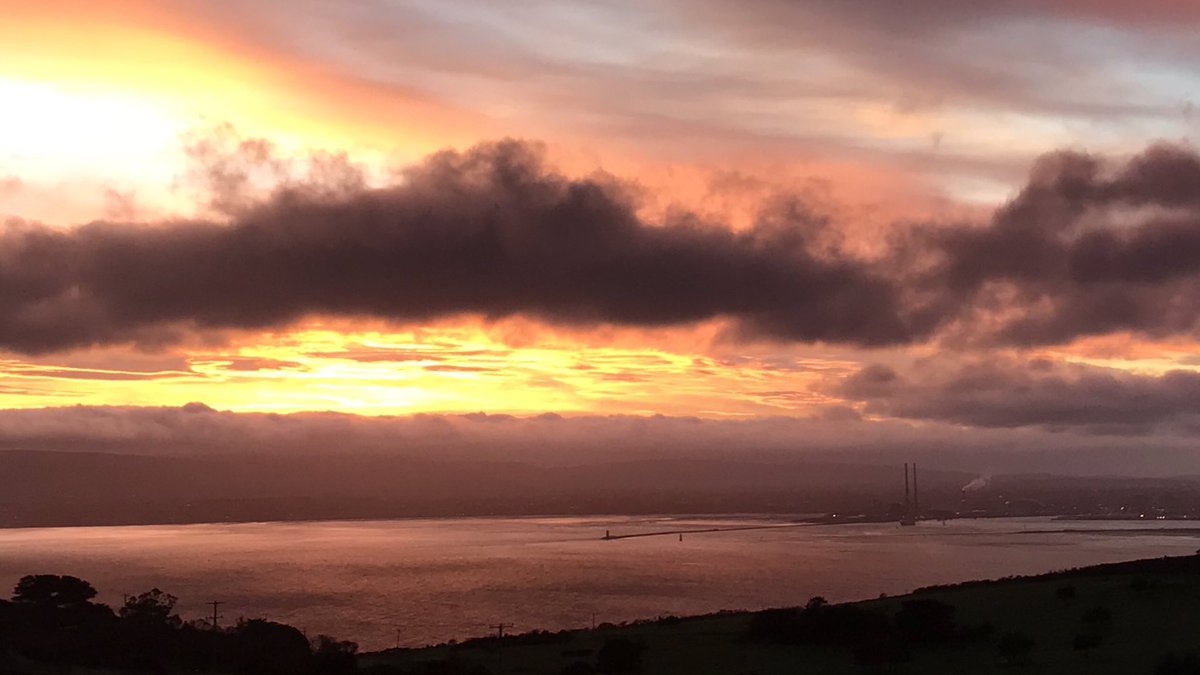 The last light of 2021, as seen from Howth Head, looking south over Dublin Bay. 📷 by <a href="/DunleavyBernard/">Bernard Dunleavy</a>. #lastdayof2021 #NYE2021 🌅💚