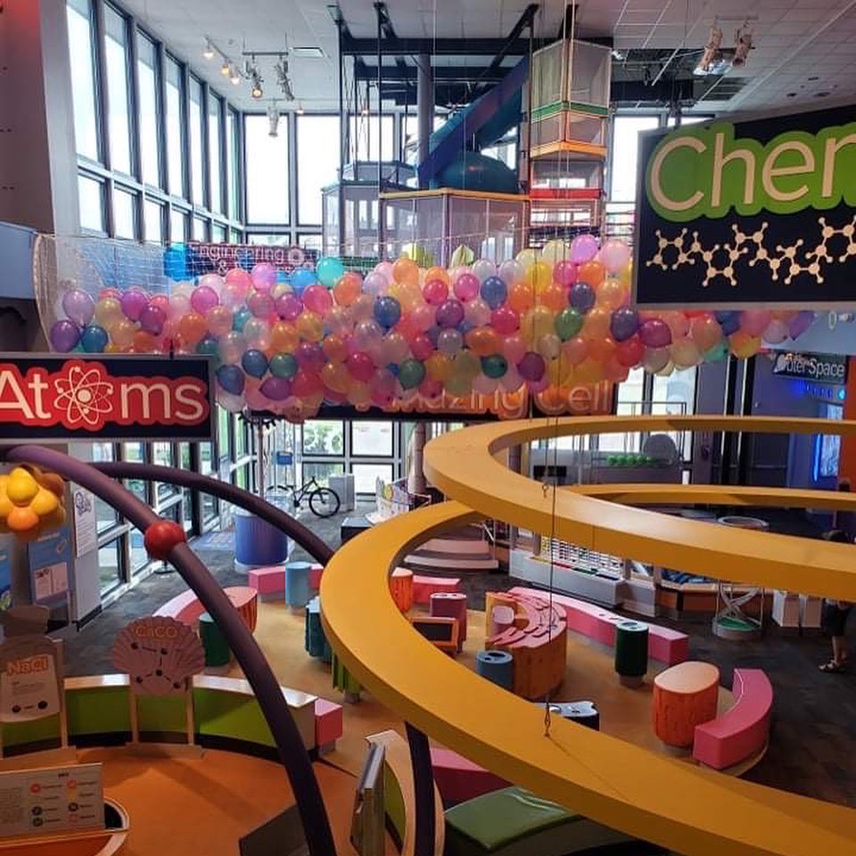We’ve got over 4,000 balloons for each section of the Museum for today’s 12 PM Countdown + Balloon Drop at today’s Noon Year’s Eve Bash!! 🎈