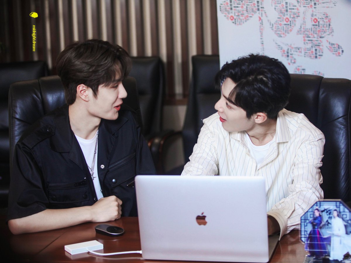 Mae1710585's tweet photo. แฮปปี้นิวเยีย 2022 หวังอี้ป๋อ&amp;เซียวจ้าน
ขอให้ทั้ง2คนมีแต่ความสุขในปี2022ได้ทำในสิ่งที่อยากทำ ได้กินของอร่อย ได้มีเวลาพักผ่อน ได้ไปพักผ่อนในที่ๆอยากไป มีรอยยิ้ม มีเสียงหัวเราะ มีสุขภาพแข็งแรงปลอดภัยจากโควิด ปลอดภัยจากแอนตี้ซาแซงที่คิดร้ายกับพวกเทอ https://t.co/Lkb8vtU3Nn