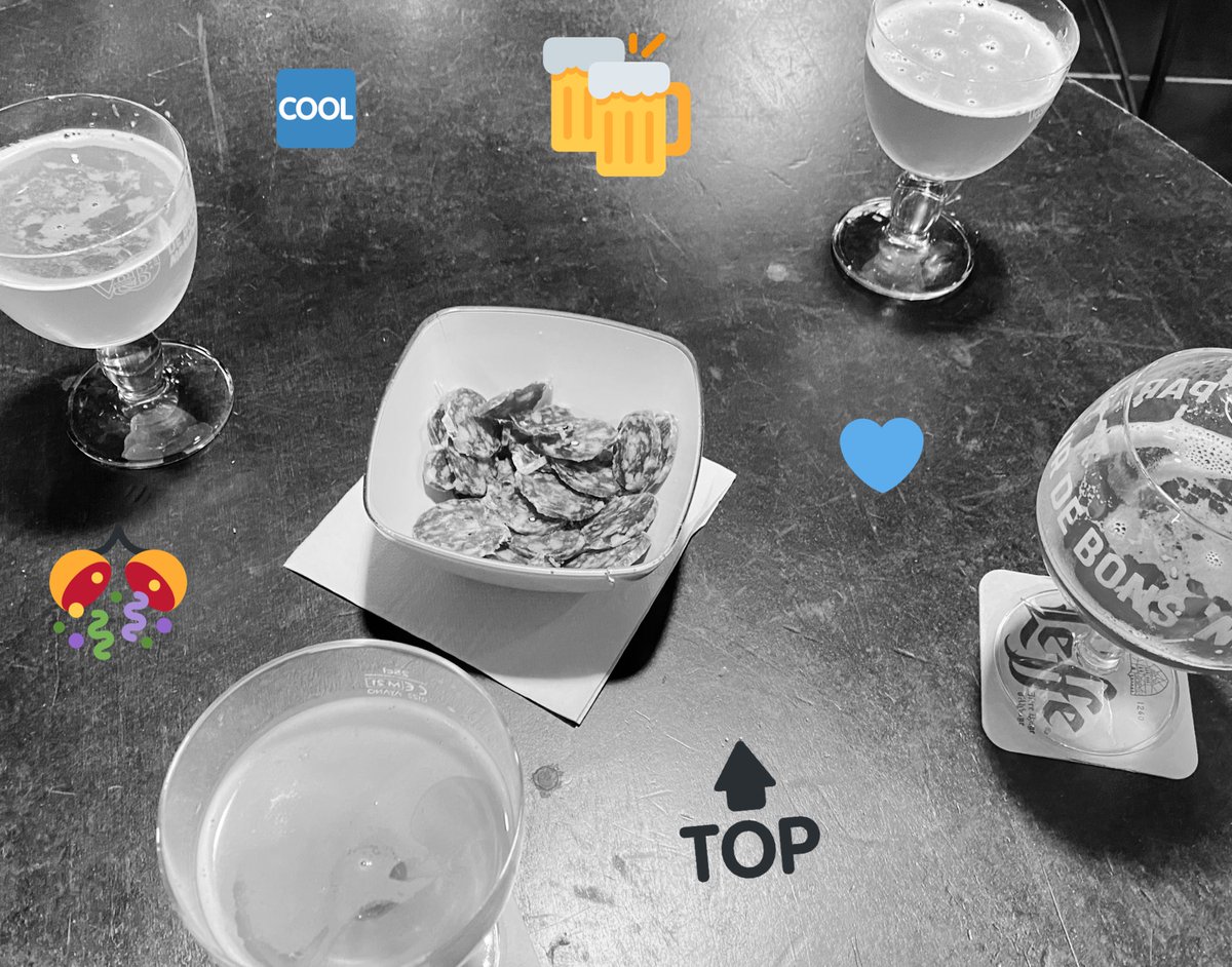 ChatOccitan's tweet photo. 16:45 On a commencé à dire au revoir à l’année qui se termine… ✌️
#BYEBYE2021 #tchuss
@VandBOfficiel
#vandbistes ✨🍻🍀 https://t.co/NqaHEeeetT