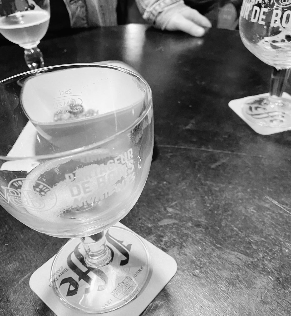 ChatOccitan's tweet photo. 16:45 On a commencé à dire au revoir à l’année qui se termine… ✌️
#BYEBYE2021 #tchuss
@VandBOfficiel
#vandbistes ✨🍻🍀 https://t.co/NqaHEeeetT