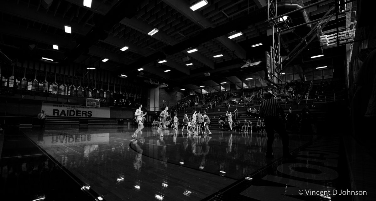 VincentDJohnson's tweet photo. You gotta love #TheFrank at #BloomingtonHS @BHSRaiderSports.
The light that comes in through the north windows can add a really cool spotlight if you're photographing there in the day time. Another pic from the #WashingtonHS vs #RochesterHS #girlsHoops. https://t.co/JiFE04RDd4