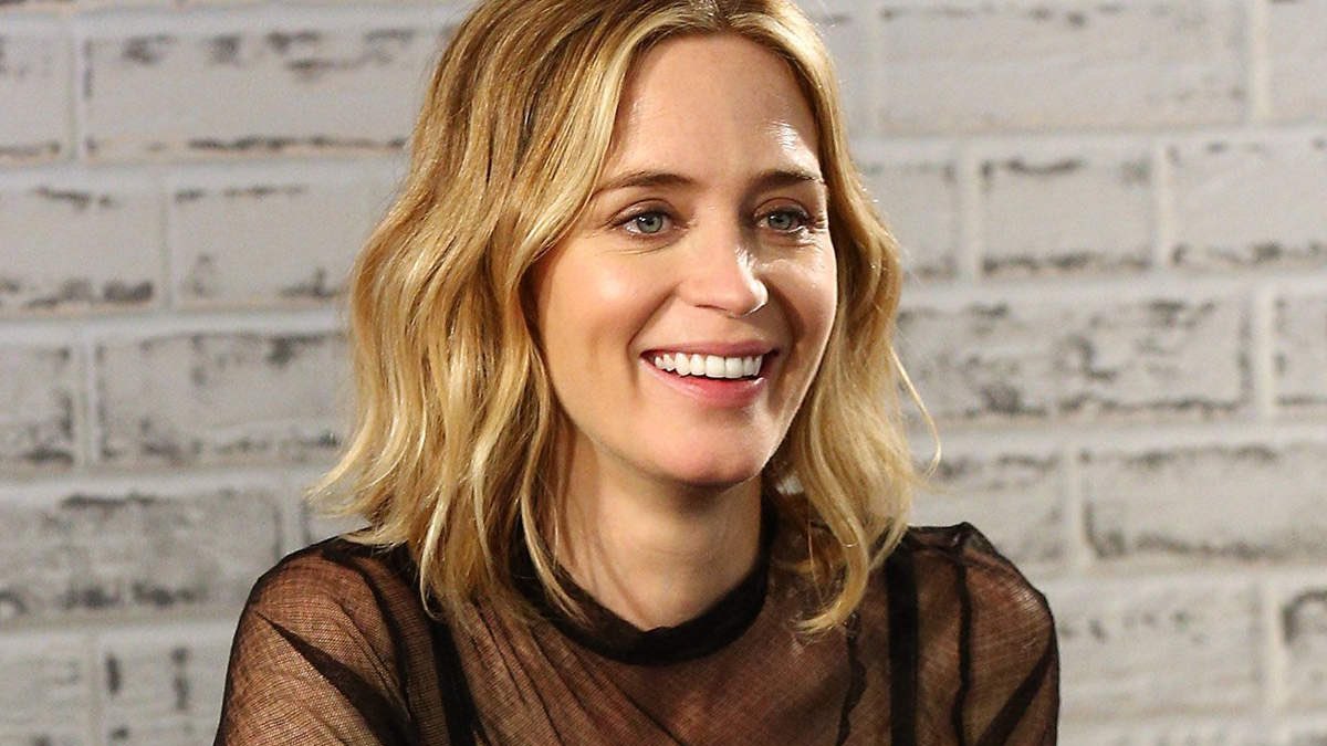 FakeShowbizNews's tweet photo. Emily Blunt admits she loves seeing which of her dopey friends have felt the need to post a rambling end-of-year Facebook post.

“No-one gives a shit that it’s been a year of highs and lows!” she laughed https://t.co/o2CeL5pzep
