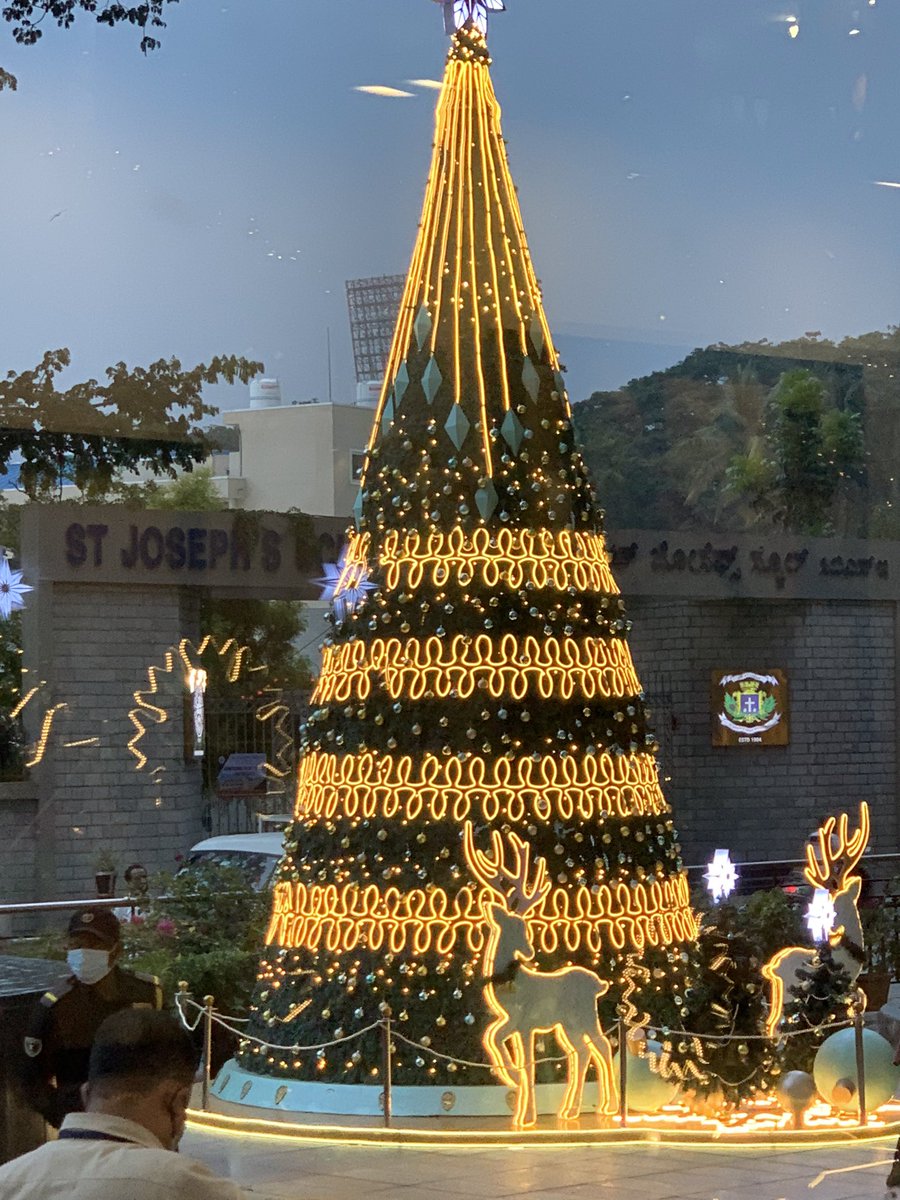 kallolh's tweet photo. Ended #2021 with a trip to #ubcitybangalore. The #duckorangesalad and #prawnbisque at Toscano were great amidst the decorations for the #NewYear2022 https://t.co/eekBGVKEv6