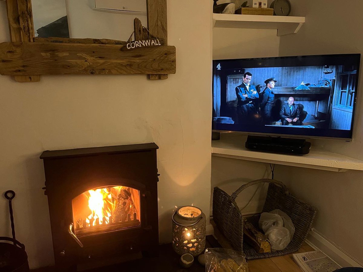 #Fizz 🍾🥂, #fire 🔥 and #film 🎥 - #thegreatescape. Kicking off #newsyearseve in our #cottage in #cornwall with #camelvalleyvineyard #pinotnoir #rosé #brut. Wishing everyone a #happynewyear 🥳. @camelwinemaker #camelvalley #cornishwine #englishsparklingwine #fizzfireandfilm