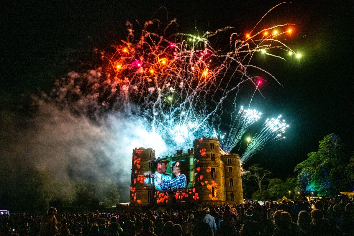 CampBestival's tweet photo. What a year it has been campers! As we reflect on the past 12 months we want to thank the amazing families who joined us with smiling faces &amp; open hearts back in July🌟Without you our world would not be as bright. Wishing you a Happy New Year, we can't wait to see you in 2022🤸✨ https://t.co/1JteeiUYSh
