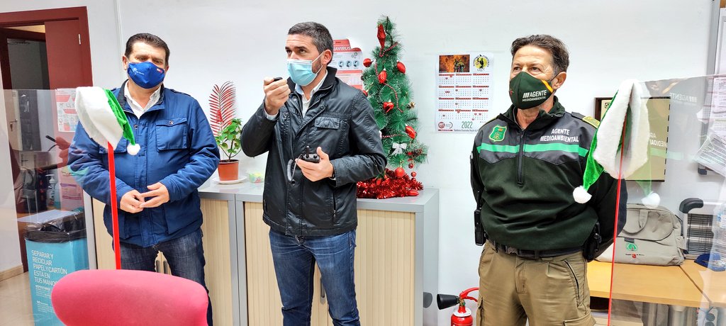 aamm_murcia's tweet photo. Esta mañana, el Consejero @RM_Agua, Antonio Luengo y el DGMEDIO_NATURAL @PENCHO3 compartían su felicitación de #AnoNuevo2022 desde #CECOFOR #Murcia con todos los #AAMM_MURCIA, brigadas forestales y personal de información #ENP, Mantenimiento y #CRFS_VALLE. https://t.co/XssWciczGB