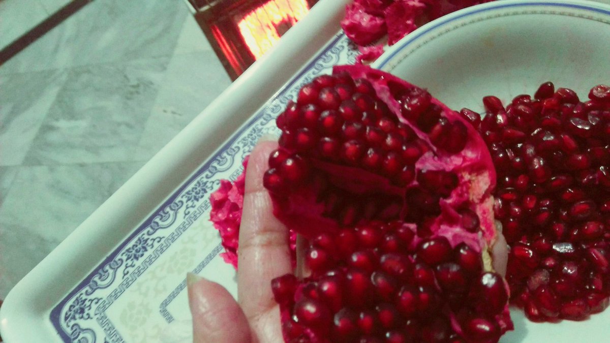 mishalmalikk's tweet photo. These Rubies should be eaten separately....
Look at these lovely Rubies
#Anaar #Pomegranate https://t.co/qVyrTe42T0