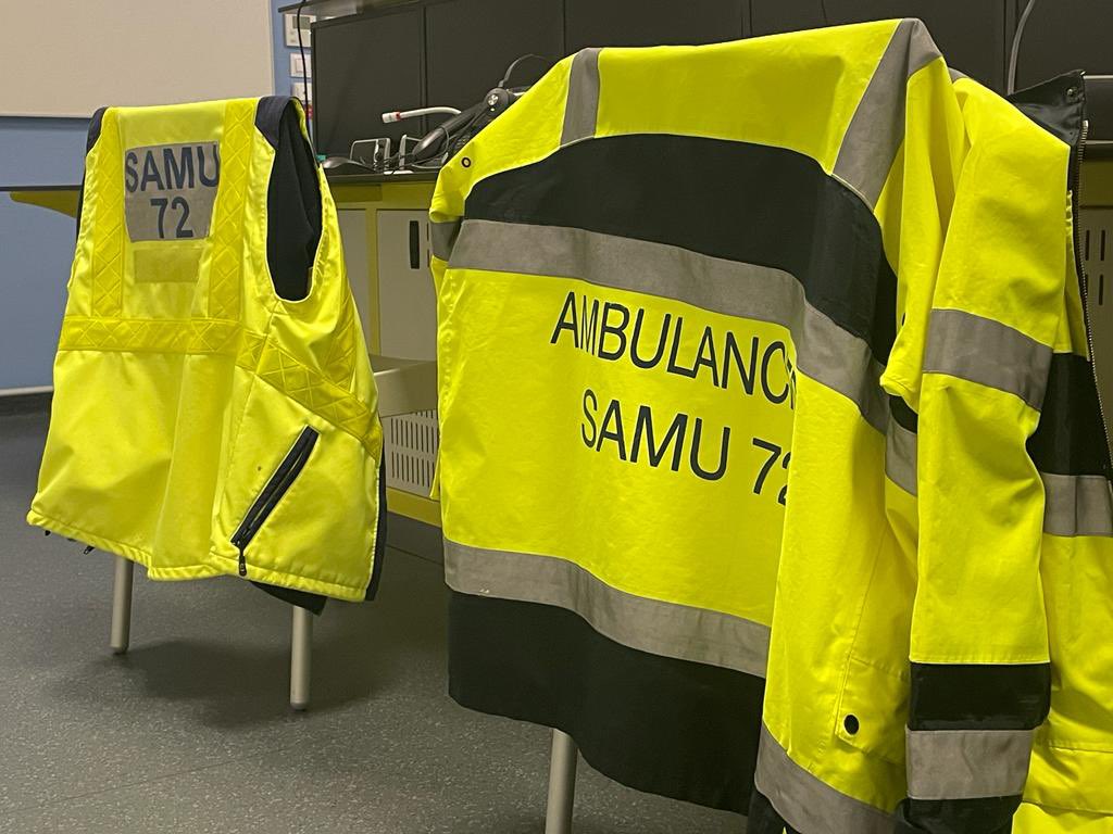 sarthefr's tweet photo. Dominique Le Mèner, Président du Conseil départemental de la #Sarthe et Président du @SDIS_72, et Patrick Dallennes, Préfet de la Sarthe, rendent visite aux équipes de secours du #SAMU72. https://t.co/lLBfp27Ls1