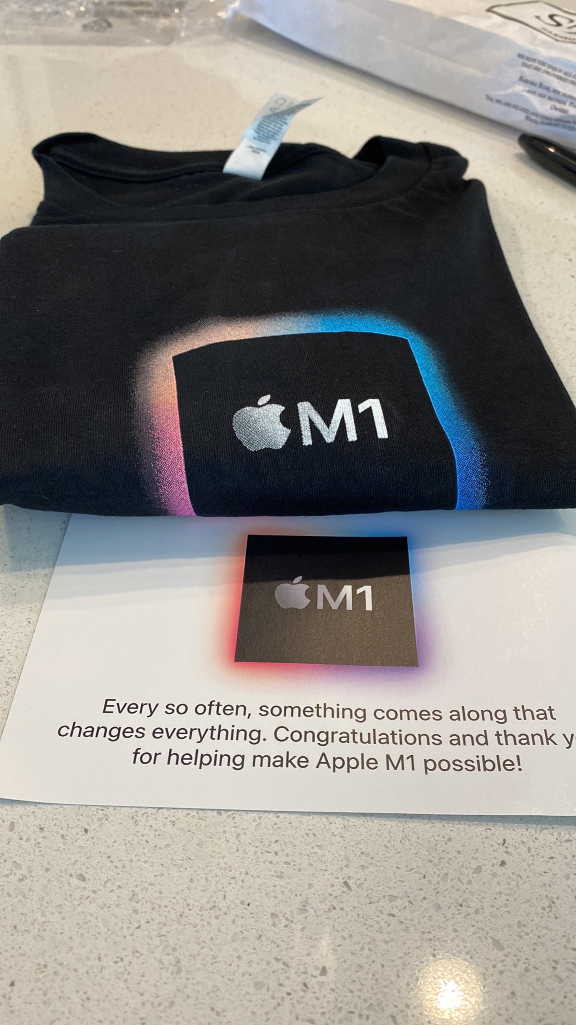Apple наградила создателей чипов M1 эксклюзивными футболками