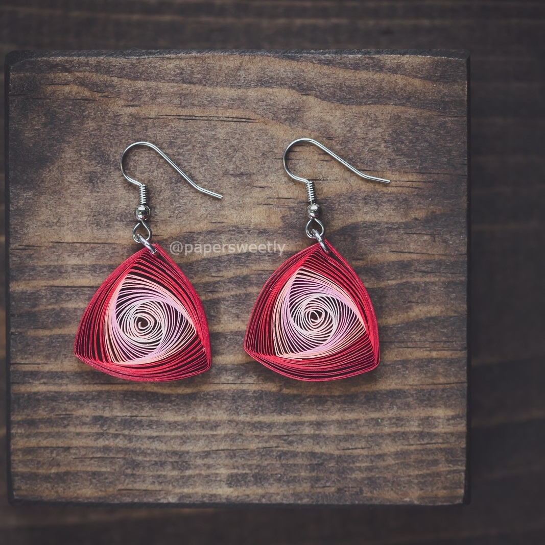 This is a very common pattern used in paper quilling. Many people turn this design into earrings but everyone has their own style and uniqueness. Most of all quality of the work matters.
.
.
.
#paperquillignearrings #redearrings #lightweightearrings #paperearrings #dangleearrings
