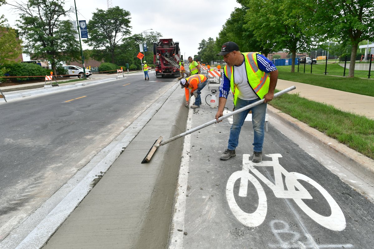 ChicagoDOT's tweet photo. In 2021, we launched @chicagosmayor's 5-year #ChicagoWorks jobs and infrastructure plan. In the 1st year, we:
- repaved 165 miles of streets
- installed 1,950 new streetlight poles
- completed 400 ped safety projects & more than 45 miles of new bike lanes
And it's just a start! https://t.co/BLikb7VfpL