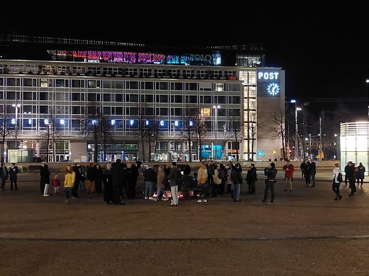 LIZ_de's tweet photo. 2021/22: Der längste #Silvester-Ticker aller Zeiten + Es kerzelt in der Innenstadt, Sonnenuntergang über #Conewitz und die #Polizei macht, was sie immer tut
Zum TickerL https://t.co/puEkNTpwTm
#le3112 https://t.co/1JOX4f8511