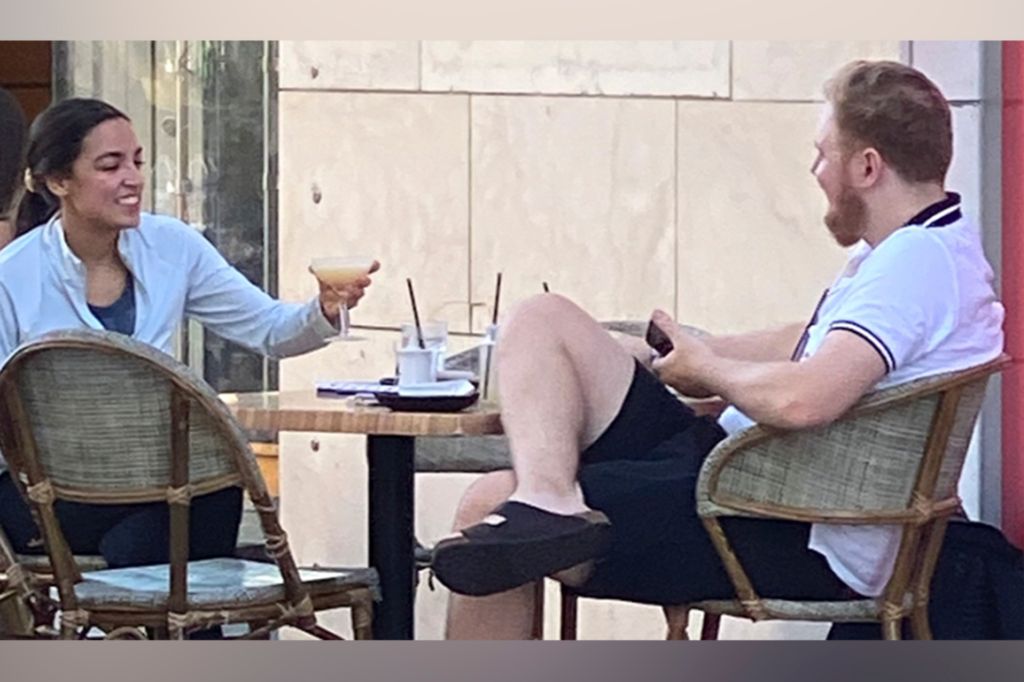 bindyb123's tweet photo. #WhereIsAOC
AOC wining and dining in #Miami....***MASKLESS
Everyone loves @GovRonDeSantis and Beautiful Safe Sunny Florida... https://t.co/fWVLPbH0Vy