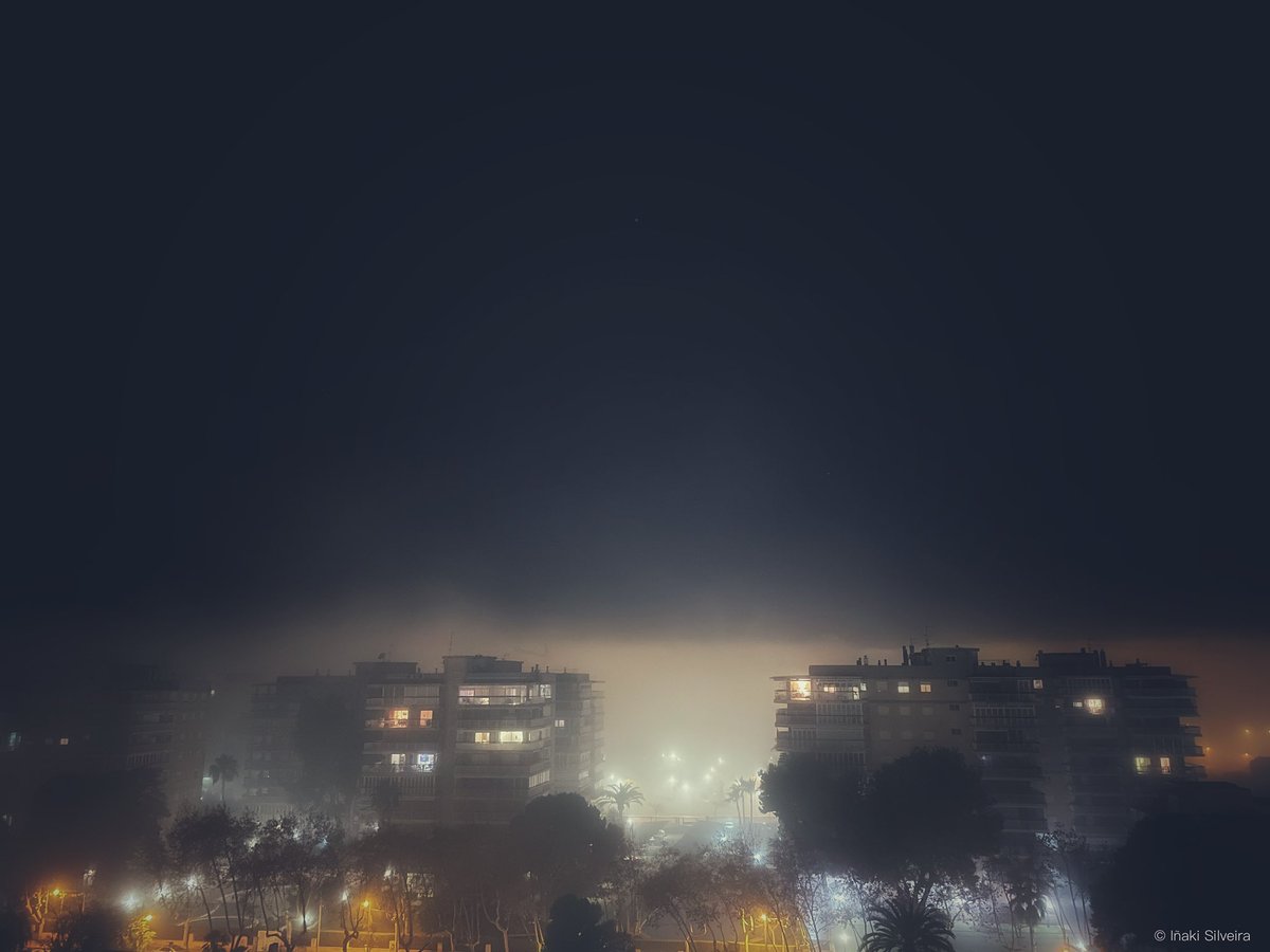 Un desagradable 2021 se despide de forma surrealista con temperaturas elevadas para estas fechas y una espesa niebla de advección junto al mar, en #Benicàssim.
Esperemos que el 2022 traiga normalidad, no pido mucho más…