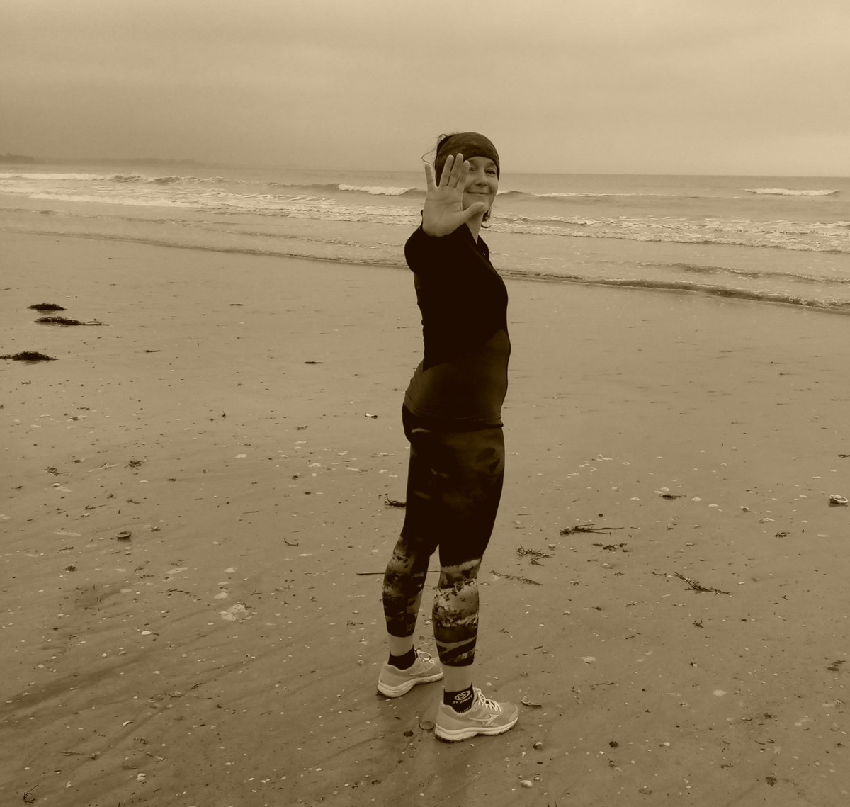 aurelie_flahaut's tweet image. Bye bye 2021!
Bon #reveillon2022 a mes #auditeurs
A tt ceux avec qui je #travaille
#associations acteurs #sport #culture #musique #elus #policiers #pompiers #gendarmes ...
Merci a vous😘
Belle soirée  et rdv en #2022
#Bretagne #Finistere  #breizh #quimper