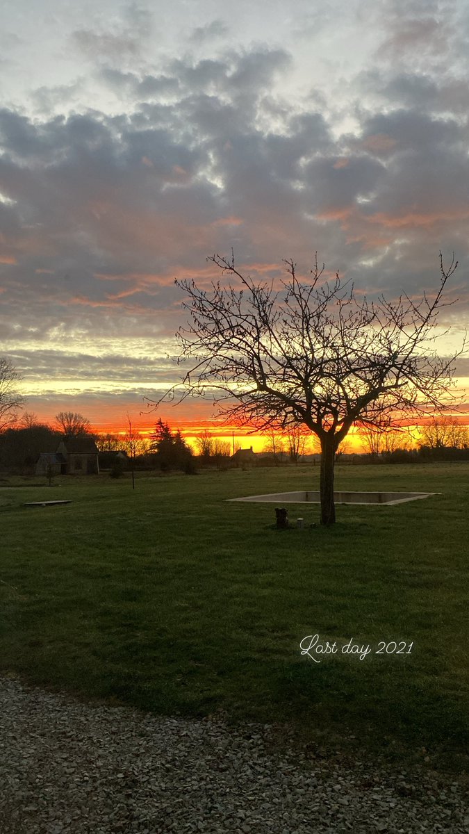 Clap de fin sur cette année encore bien particulière mais durant laquelle nous avons sans doute tous appris plus que jamais à mieux regarder la vie et à transformer chaque challenge en opportunité. Bonne année à tous ! #NewYear2022 #NouvelAn #2022