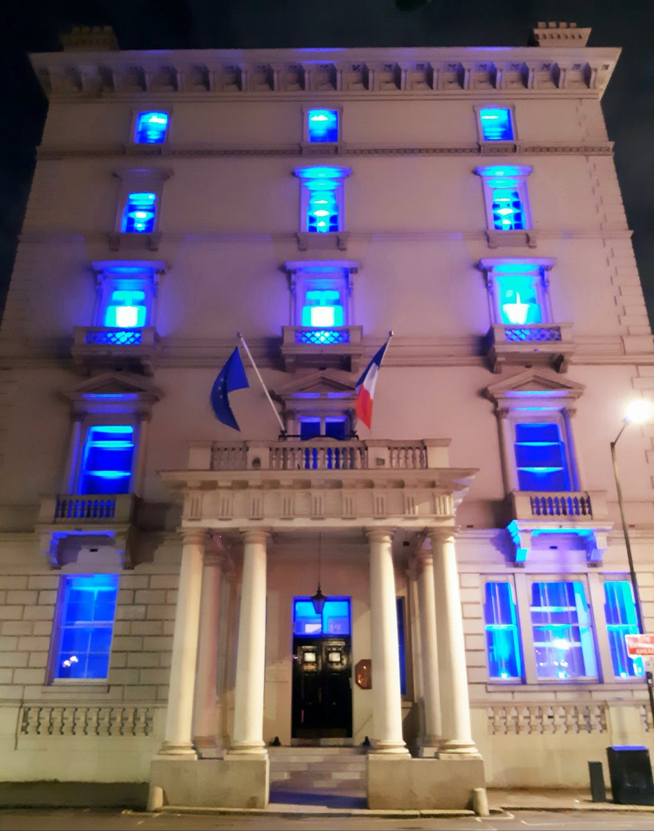 A year ago, we in the 🇪🇺 sadly said farewell to the 🇬🇧. Tonight, as 🇫🇷 takes over the presidency of the EU Council from🇸🇮, many iconic 🇫🇷 buildings are being lit up in 🇪🇺 blue. Like the French Embassy in #London. 
#PFUE2022 #EU2022FR