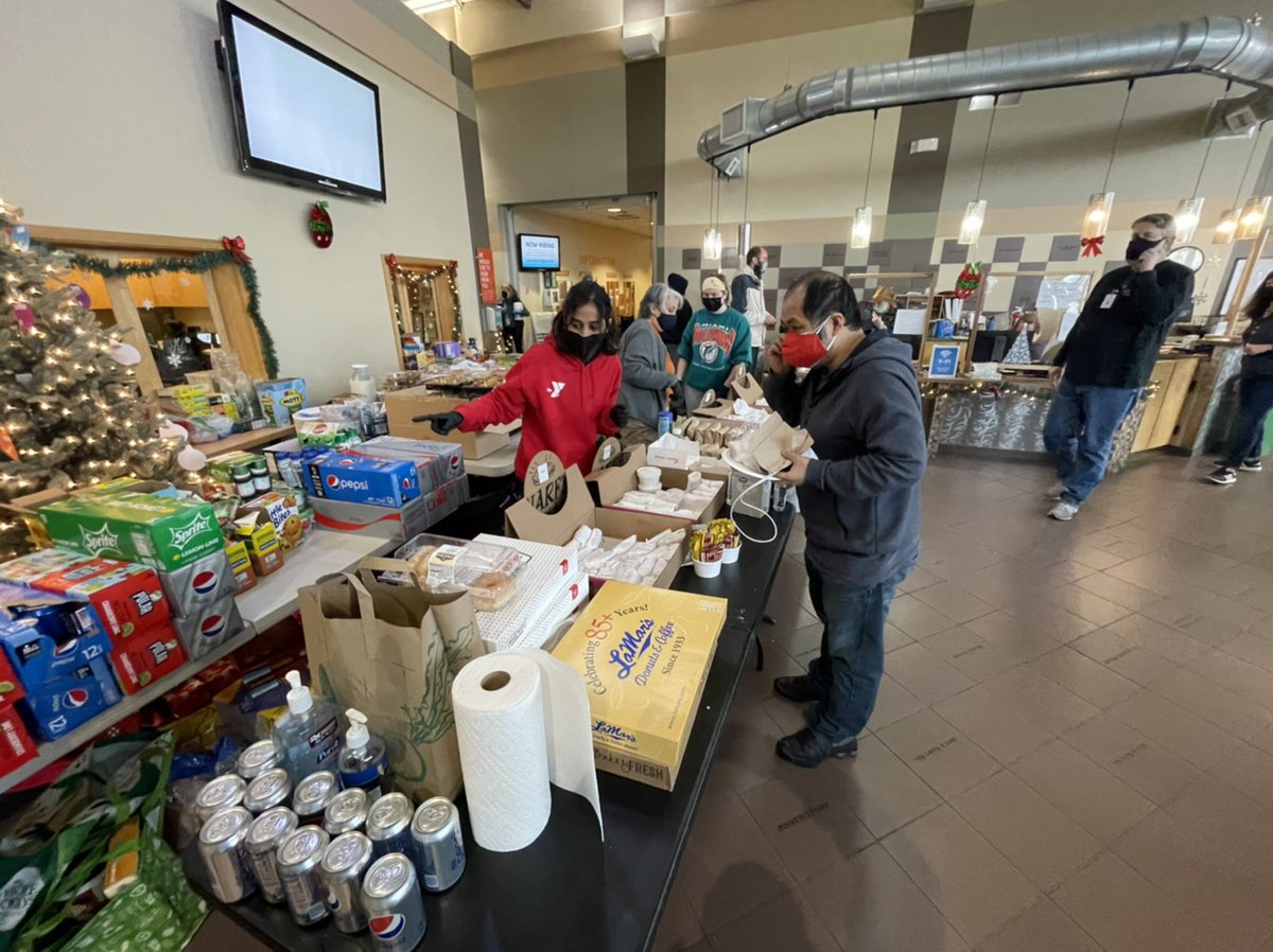rmpbs's tweet image. Food being distributed now at the #evacuationcenter at Lafayette YMCA. #MarshallFire