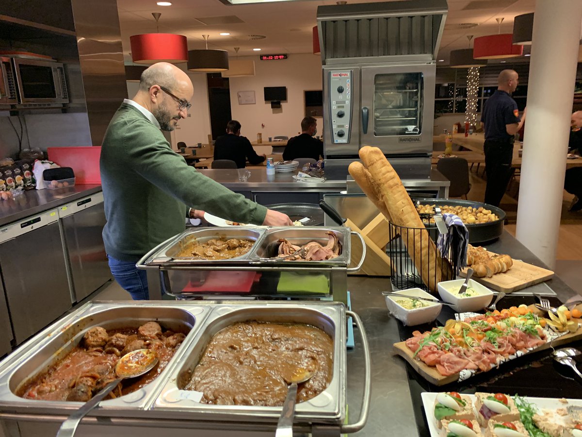 jeroenwetzels's tweet photo. Traditie in Arnhem: de burgemeester dineert oudejaarsavond bij de brandweer. Burgemeester @ahmedmarcouch: “Dank voor jullie inzet. Ik hoop dat het een veilige nacht wordt.” 

@brandweerGM 

#jaarwisseling #oudennieuw https://t.co/p0I7N7QWW2