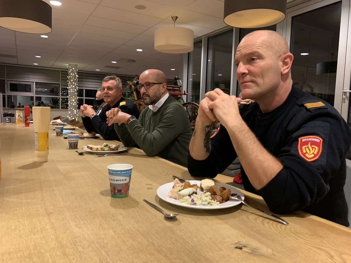 jeroenwetzels's tweet photo. Traditie in Arnhem: de burgemeester dineert oudejaarsavond bij de brandweer. Burgemeester @ahmedmarcouch: “Dank voor jullie inzet. Ik hoop dat het een veilige nacht wordt.” 

@brandweerGM 

#jaarwisseling #oudennieuw https://t.co/p0I7N7QWW2