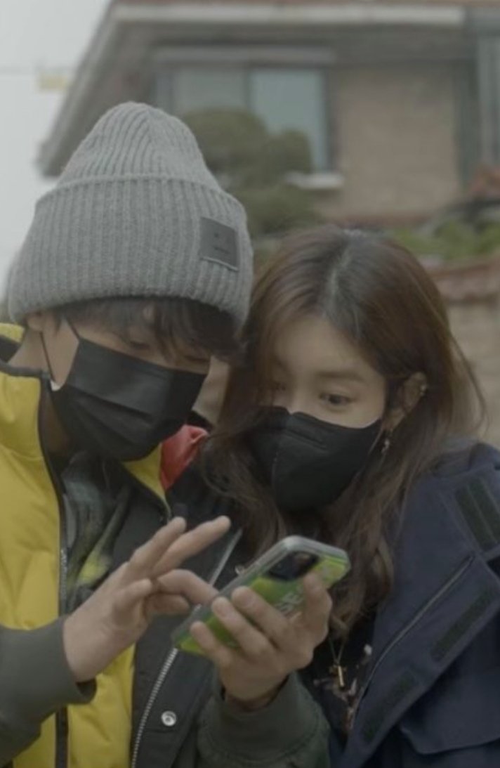 UnicornDove's tweet photo. Oh i just realized, jiah put her chin on pes shoulder https://t.co/IsxRowuxBs