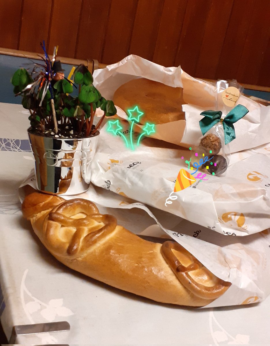 frauhasenklee's tweet photo. So, jetzt darf 2022 kommen. Meine letzte Aktion für heute mit dem Abholen der unvergleichlichen #Neujahrsbrezel 🥨von der Landbäckerei, nicht weit von uns. Ihr Duft gehört für uns zu Silvester dazu. Euch allen einen guten Rutsch!🥂🍾💚 https://t.co/sxCkWrPDAp