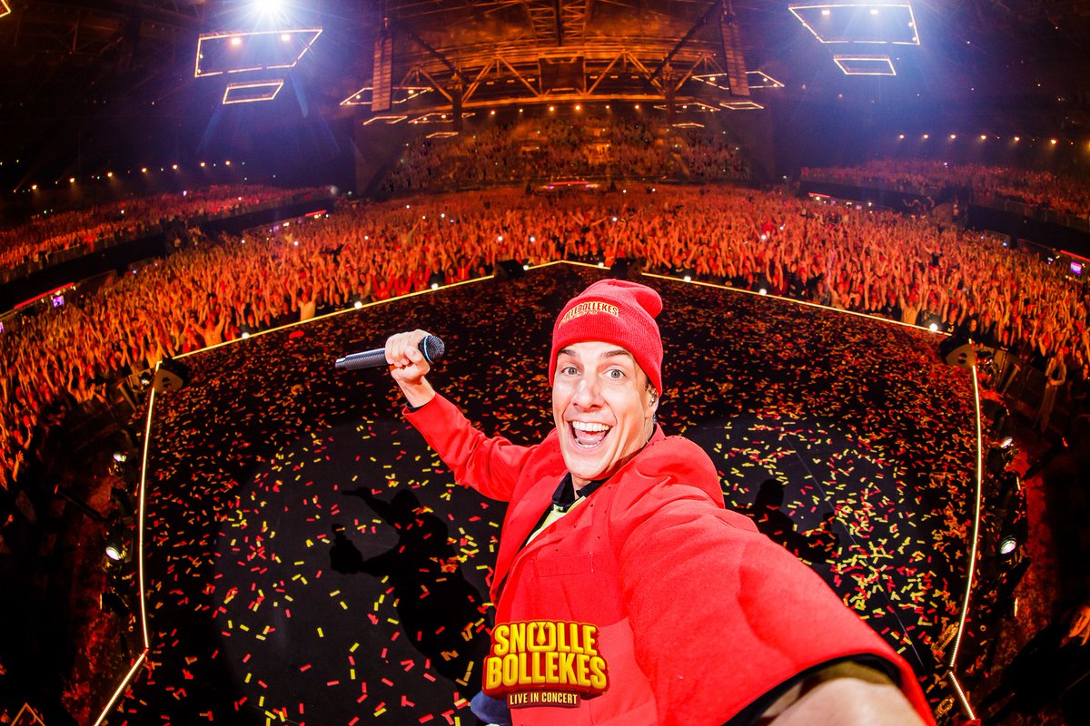Happy New Year! 🍾 De beste wensen van Snollebollekes en m'n 30.000 beste vrienden. ❤️ 

Doede mee? Heul de nieuwjaarsnacht non stop vol d'r op met Snollebollekes Live In Concert in het GelreDome! NU op SBS 6!
#oudennieuw