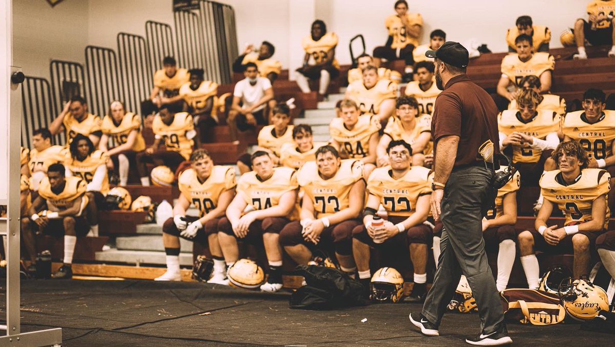 Central_Reg_FB's tweet photo. 2021 was a great year for our program. We took huge strides in the right direction &amp; we couldn’t be more proud of this group of seniors that have set the standard. Thank you to our Admin, BOE, faculty, community, parents, &amp; players for a great year! Onward and upward. https://t.co/k36Tsqagnc