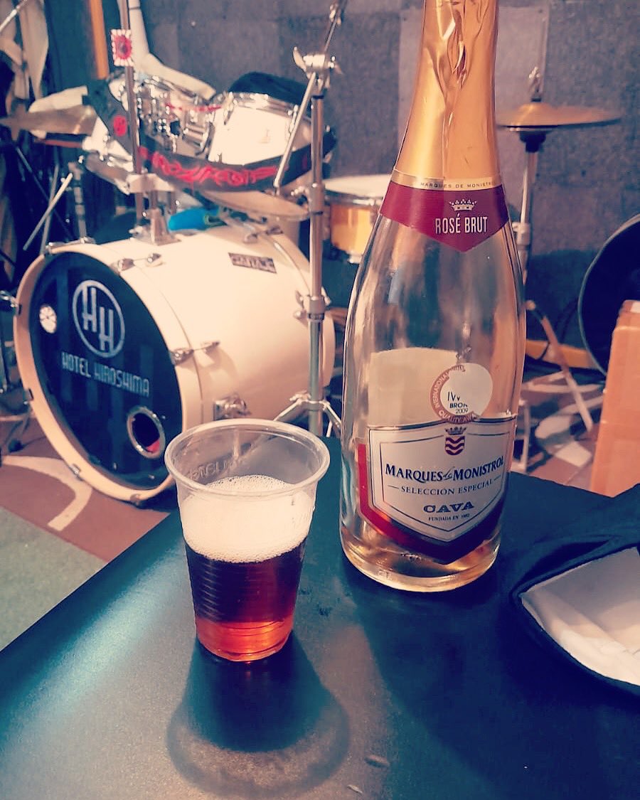 Y cerramos el año; con ensayo, nueva copla planteada y un sorbito de alcohol. Nos adelantamos a desearos una muy feliz entrada de año y que el 2022 os traiga todos vuestros sueños, cumpláis todos los deseos y seáis muy, pero que muy felices. 
Paz, amor y música buena!