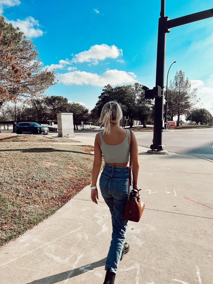 Presleyybb's tweet photo. ✌🏼 out 2021 https://t.co/Mb9W7ts7BS