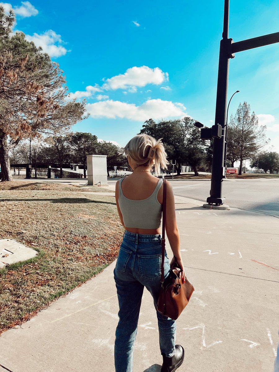 Presleyybb's tweet photo. ✌🏼 out 2021 https://t.co/Mb9W7ts7BS