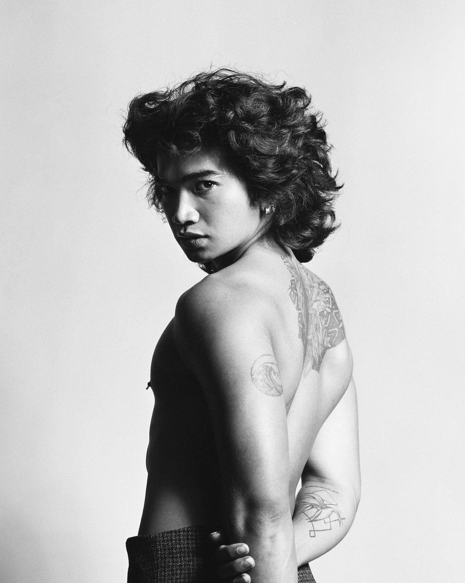 bretmanrock's tweet photo. can’t wait to see what 2022 does to my hair lol 🪐🌌 https://t.co/Fc1Id0D6X1