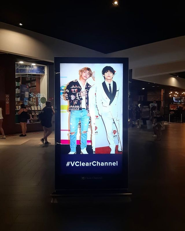 vanttsky's tweet photo. Taetae en pantallas por su cumpleaños 💜 @clearchannelcl
#BTS #VClearChannel #BTSARMY https://t.co/qanCzNIsJU