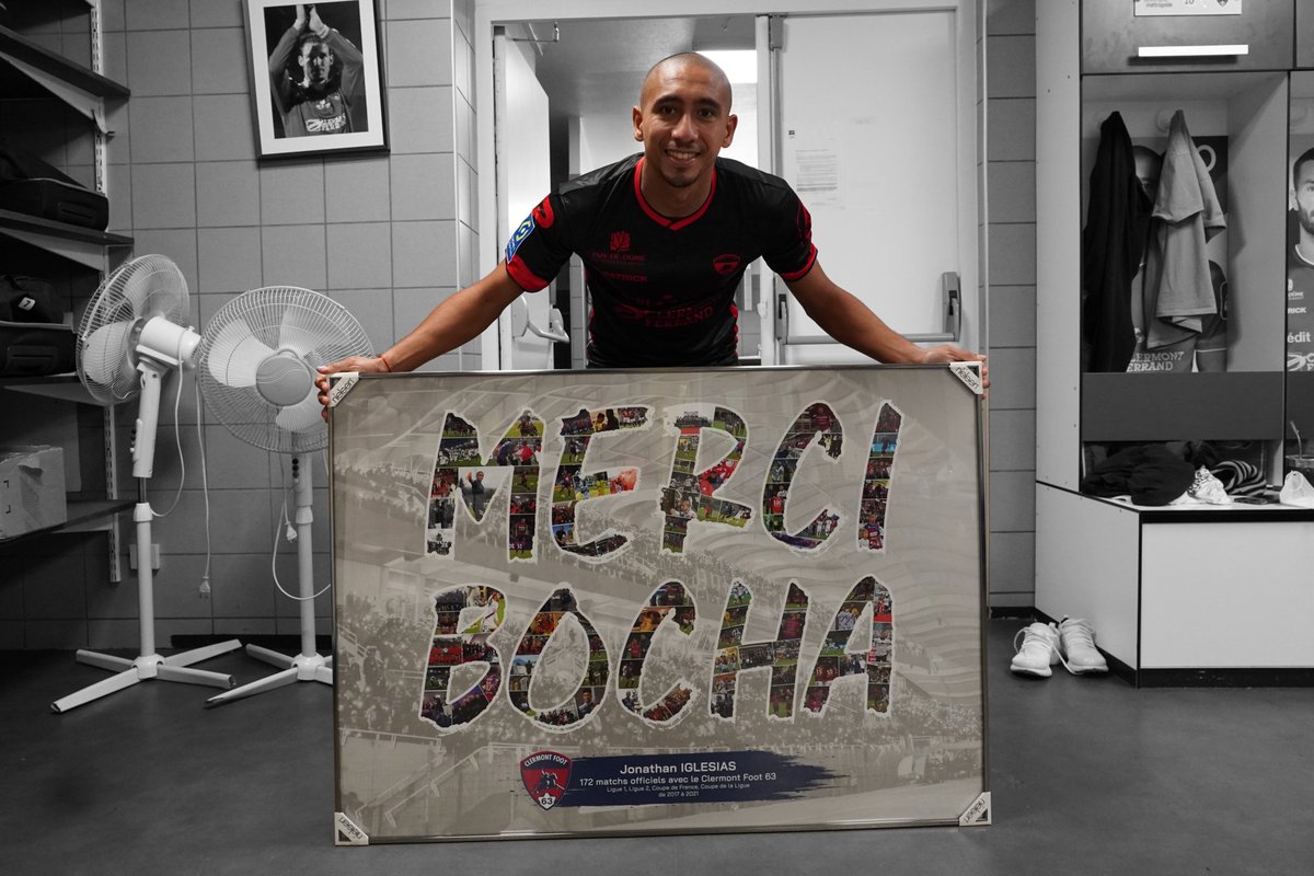ClermontFoot's tweet photo. Après avoir partagé un moment avec ses coéquipiers ce matin, Jonathan Iglesias a reçu un cadeau du club, retraçant ses 6 saisons en photos. 

Merci Bocha ! ❤️💙 https://t.co/37Ro0N4mq5