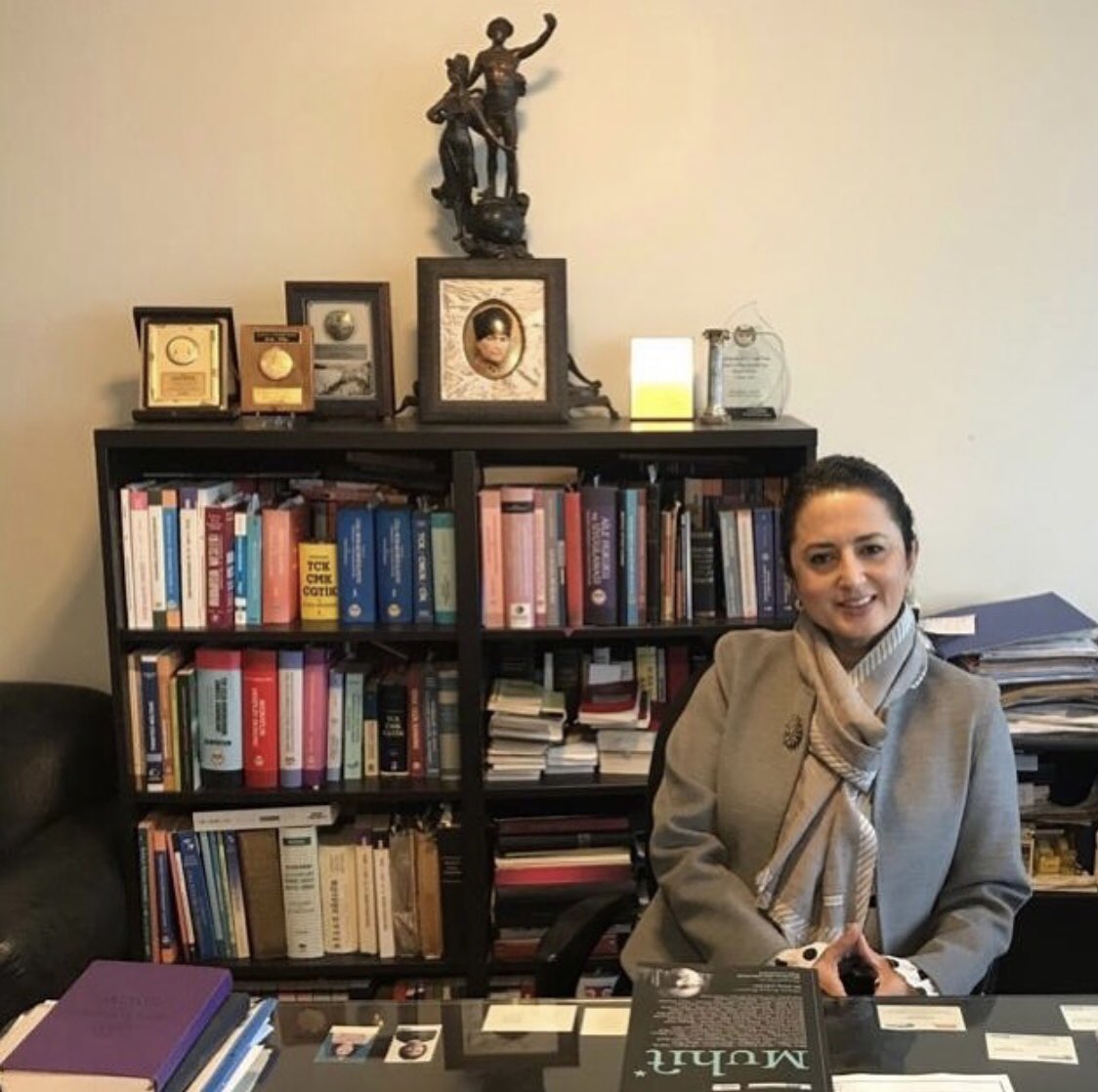 2021 yılında “ çocuk teslimine “ilişkin yasal düzenleme yürürlüğe girdi; temennim 2022 yılında hakkaniyetli ve adil şekilde “ süresiz yoksulluk nafakasına “ ilişkin yasal düzenlemenin yürürlüğe girmesidir. Mutlu yıllar #süresiznafakaadildeğildir