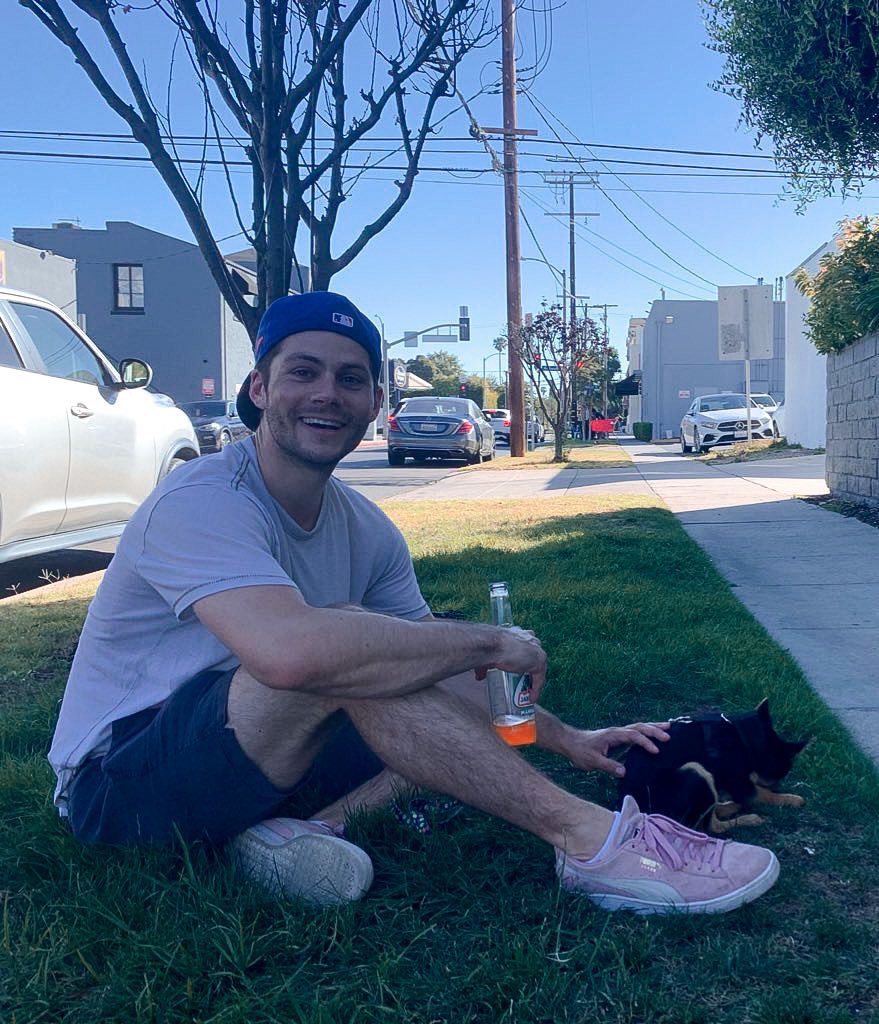 moviedob826's tweet photo. everything in this pic is perfect, dylan o'brien's little smile, the mets hat backwards, pink shoes, shorts &amp; tony, i'm really in love, happy 2022 🎉🍾💜 https://t.co/FJf3tfmb8N