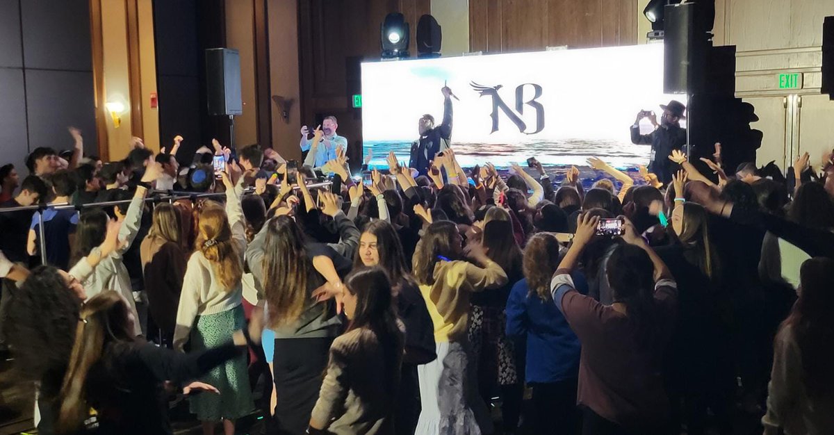 joshgraj's tweet image. Having @nissimblack give a concert at Yarchei Kallah was awesome. 

Having Nissim voluntarily take over a learning chaburah was absolutely epic.