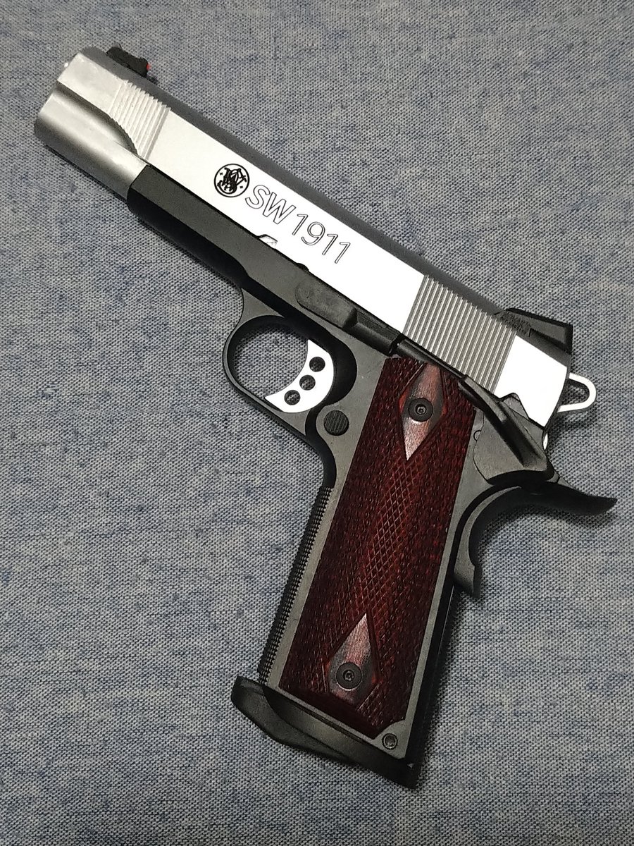 syu0361's tweet photo. コレで完成で良いかな!?
ハンマーをシルバーにして、リコイルプラグをステンレスに変更。
#東京マルイ
#SW1911 https://t.co/KAvqszynYi