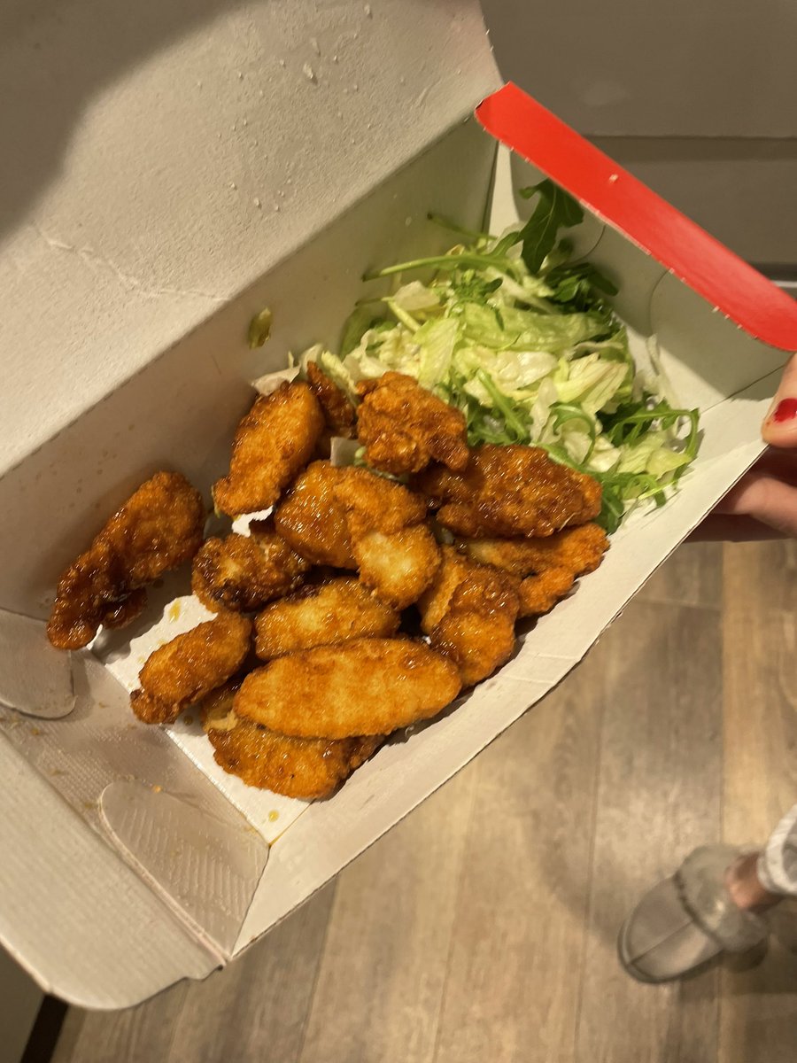 l541990taylor's tweet photo. I’ve just ordered from tgi Fridays quay lakeside chicken burger was burnt and dry and the sesame strips didn’t have 1 sesame on it and i asked for boneless hot wings when I rang up@to complain the manager wouldn’t go on the phone! @TGIFridaysUK https://t.co/TLep1nkFfw