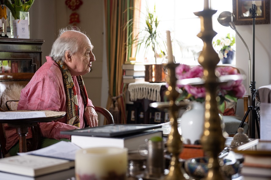 SimonFielderPr1's tweet photo. My Dear Old Things you are all invited to 'At Home with Henry'. A personal audience with @blowersh in the comfort of his Norfolk cottage, to watch from the comfort of yours: #Blowers #AtHomeWithHenry #Cricket https://t.co/dxfbyFGQcE https://t.co/Psxf2097bw
