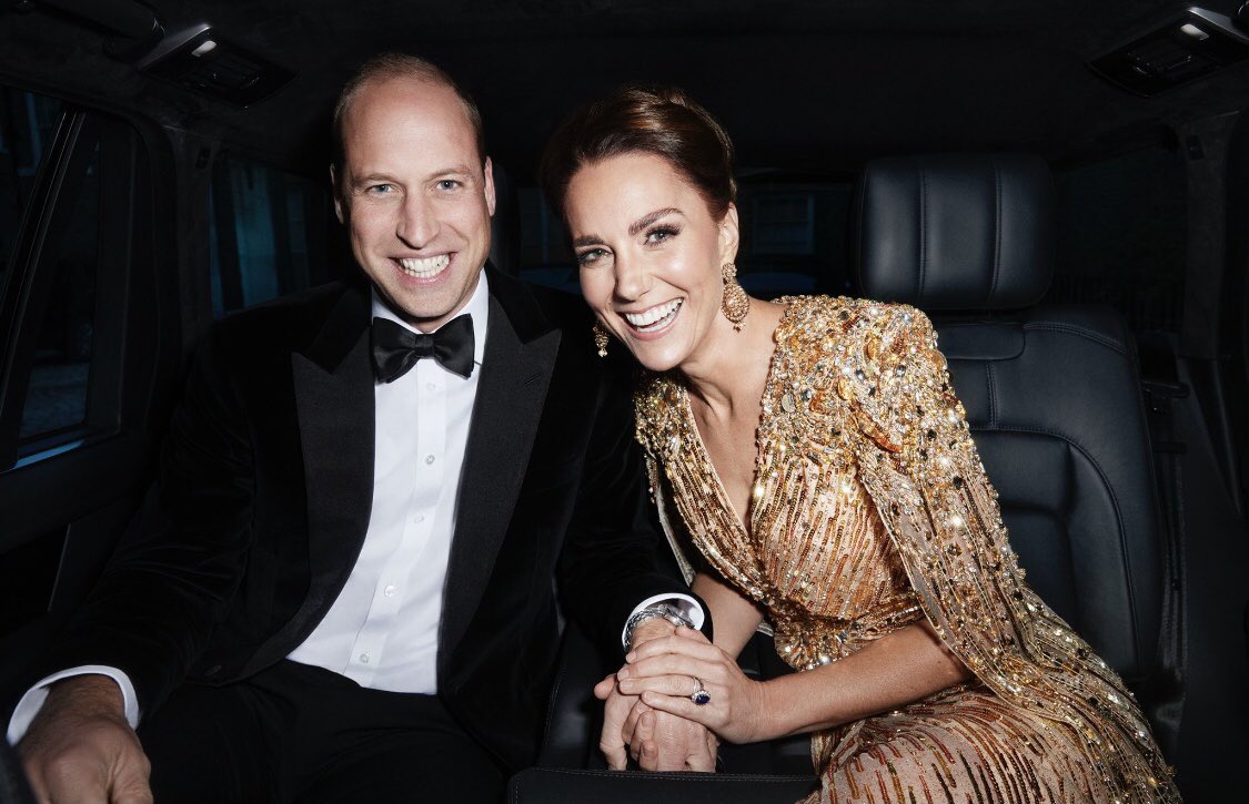 Omg look at our beautiful Duke and Duchess of Cambridge 😍😍😍 This is the best way to end 2021 without a doubt! Thank you so much for this amazing surprise <a href="/KensingtonRoyal/">The Prince and Princess of Wales</a> 🥲🥲 Wishing a happy and healthy new year to these two and their lovely kids ❤️❤️❤️❤️